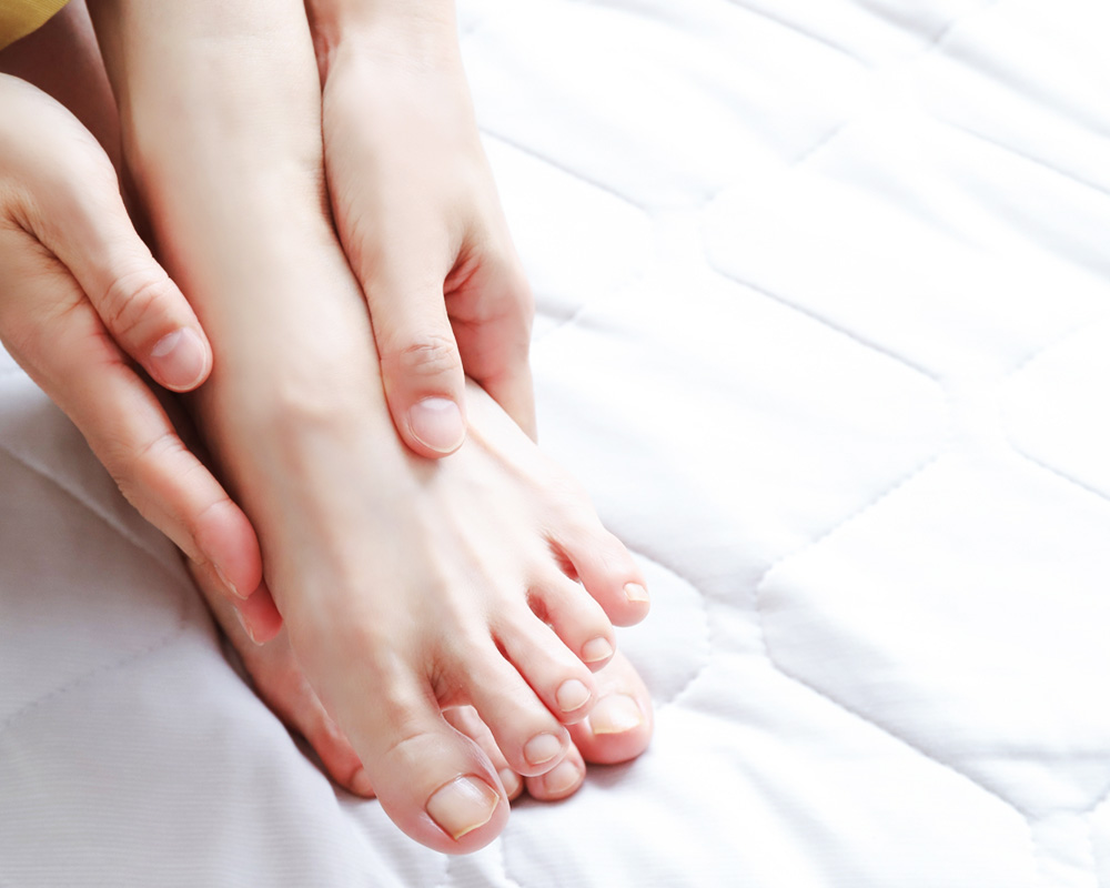 フットネイルと角質ケアの施術イメージ